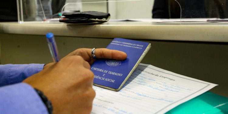 Sine Acre oferta mais de mil vagas para nível fundamental e médio nesta terça-feira