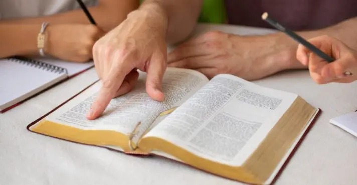 Prefeitura de Rio Branco sanciona Lei que permite uso da Bíblia em escolas