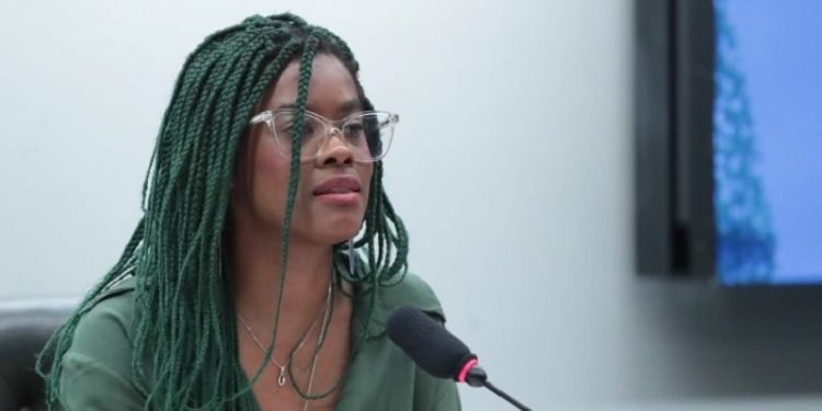 Comissão aprova projeto que amplia cota racial para 30% em concursos federais