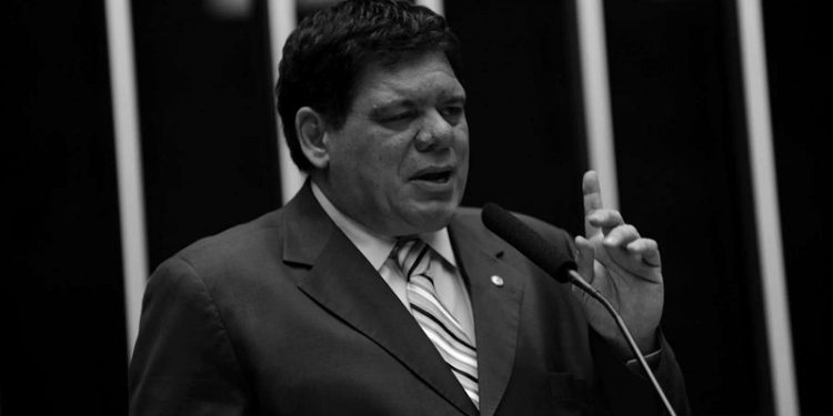 Corpo de Flaviano Melo chega nesta sexta-feira; velório será no Palácio Rio Branco