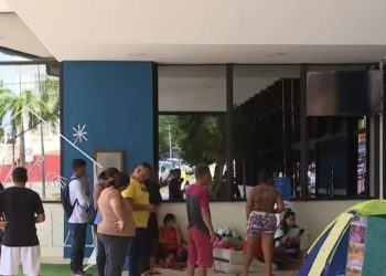 Famílias retiradas de ocupação acampam na Aleac em busca de apoio