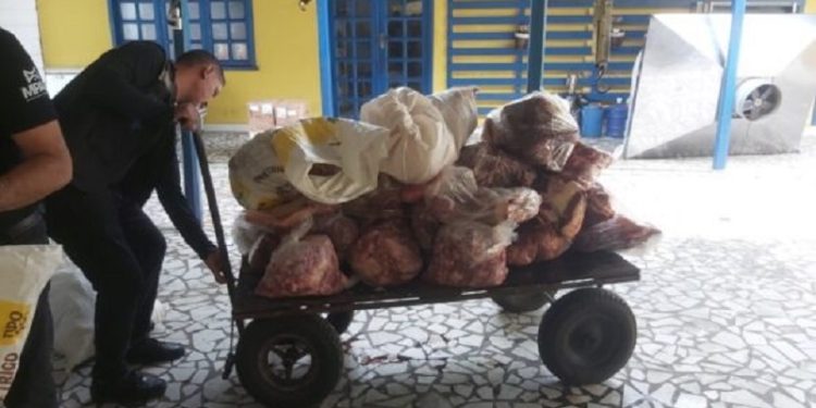 Em Tarauacá, Mpac e Vigilância Sanitária apreendem mais de meia tonelada de alimentos não consumíveis