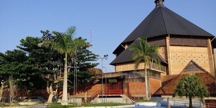 Morro da Glória e Centro Cultural do Juruá são ameaçados por deslizamentos