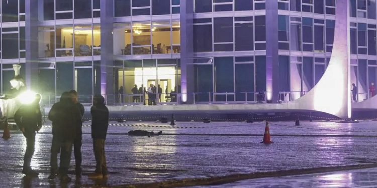 Praça dos Três Poderes: inquérito busca saber se a ação foi individual ou em grupo