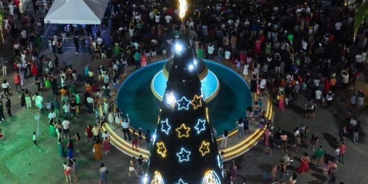 Corpo de Bombeiros apura causa do incidente com árvore de Natal em frente ao Palácio Rio Branco