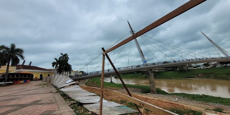 Erosão no calçadão afasta clientes e prejudica comerciantes do Mercado Velho
