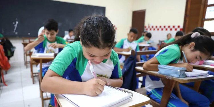 Governo institui programa Alfabetiza Acre para fortalecer alfabetização nas redes públicas de ensino