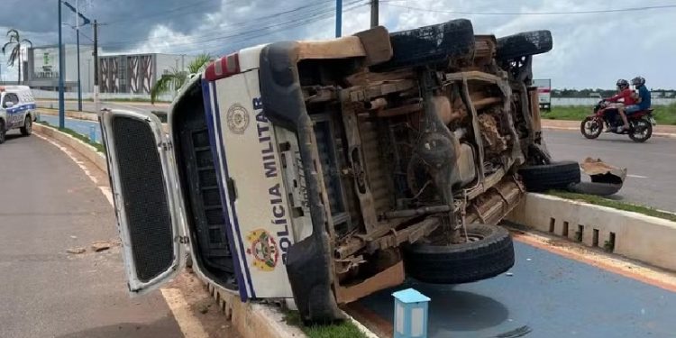 Viatura da Polícia Militar tomba na Via Chico Mendes após tentar fazer curva em Rio Branco