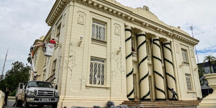 Iluminação natalina na praça do Palácio Rio Branco passa por fase final para inauguração neste domingo