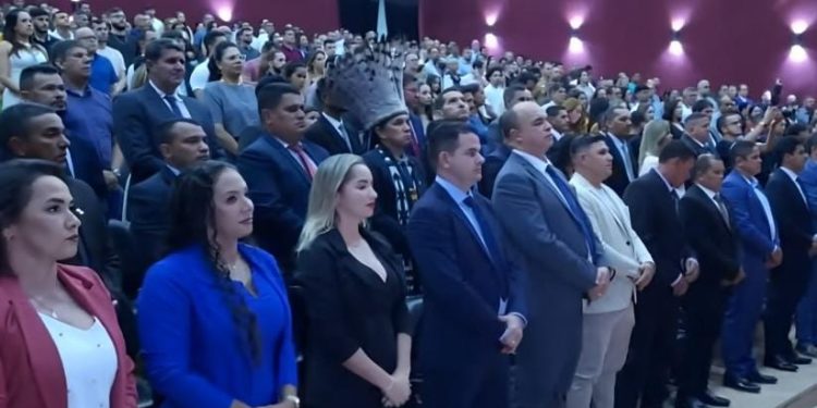 Prefeitos e vereadores eleitos dos cinco municípios do Vale do Juruá são diplomados