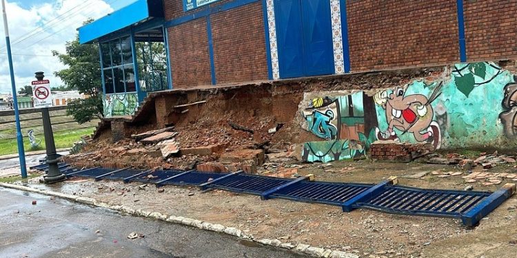 Mercado dos Colonos sofre desmoronamento parcial após chuvas intensas em Rio Branco