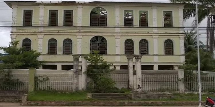 Prédio histórico de mais de 100 anos em Sena Madureira segue deteriorado há cerca de 10 anos