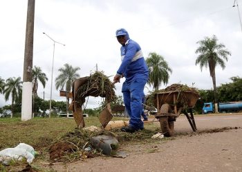 Ação de limpeza de bairros e combate ao mosquito transmissor da dengue é realizada em Rio Branco