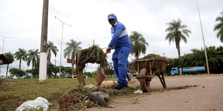 Ação de limpeza de bairros e combate ao mosquito transmissor da dengue é realizada em Rio Branco