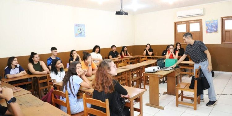 Centro de Línguas inicia rematrículas nesta quinta-feira; saiba mais