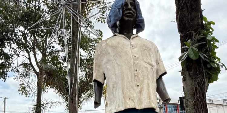 “Querem invisibilizar a luta do meu pai”, diz filha de Chico Mendes sobre ataque à estátua em RB