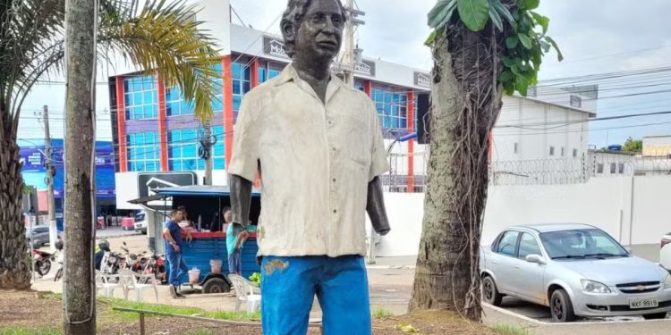 Ações de restauração são mobilizadas após vandalismo contra estátua de Chico Mendes em Rio Branco