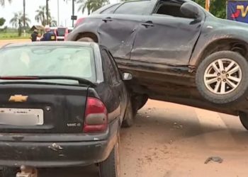 Cena inusitada: veículo fica em cima de outro após colisão em Rio Branco