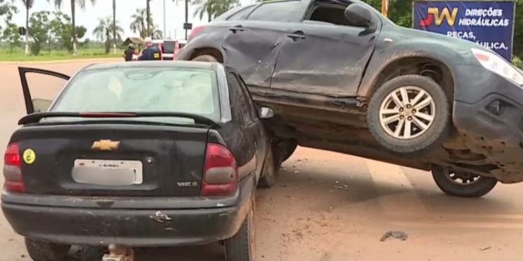 Cena inusitada: veículo fica em cima de outro após colisão em Rio Branco