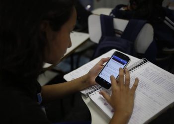Nomofobia: impactos do vício na lei que restringe celulares em escolas segundo psicóloga acreana