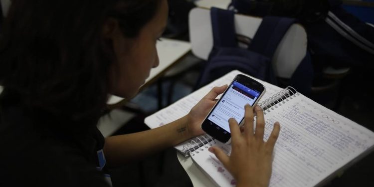 Nomofobia: impactos do vício na lei que restringe celulares em escolas segundo psicóloga acreana
