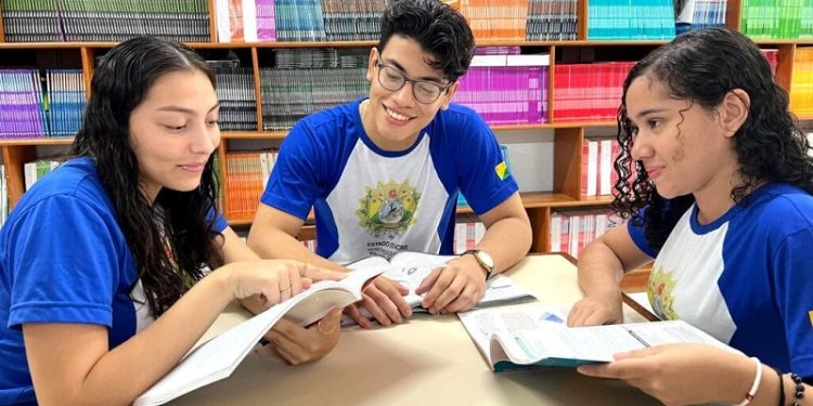 Escola pública do Acre tem mais de 30 alunos com nota acima de 900 no Enem 2024