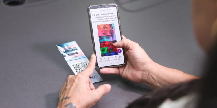 MPAC realiza entrega de certidão de gênero não binário e lança cartilha sobre direitos LGBTQIAPN+