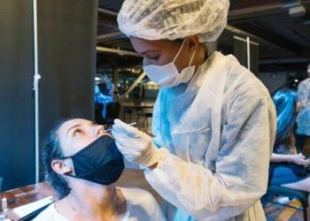 Casos de Covid-19 no Brasil têm maior alta em 10 meses, com quase 73 mil novas infecções