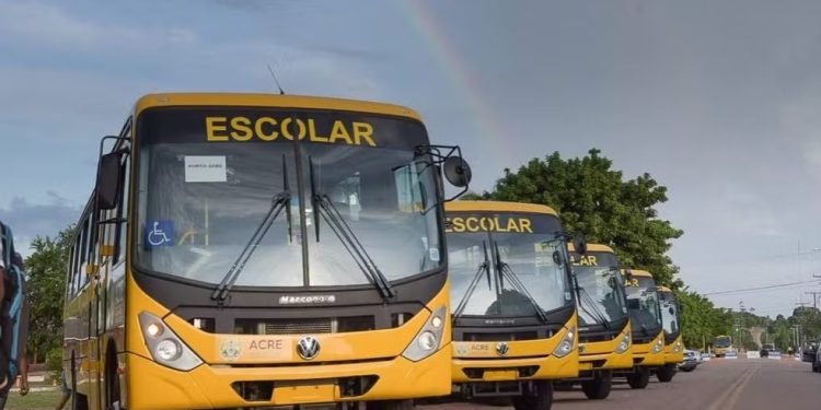 Transporte escolar no Acre pode parar devido à falta de pagamento, afirmam motoristas