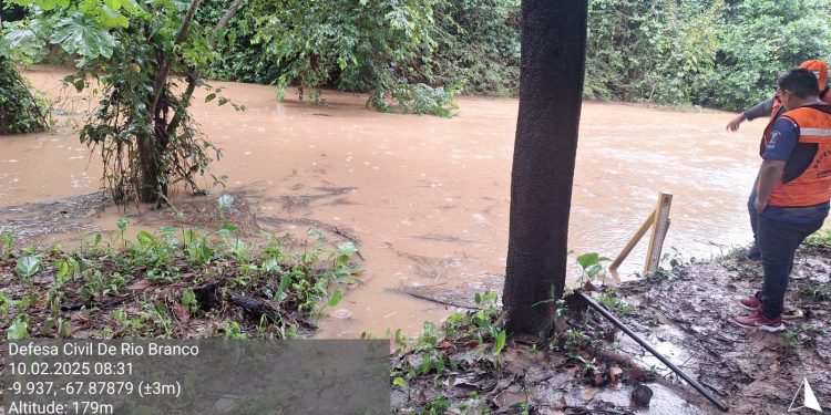 Rio Acre registra aumento de 40 centímetros ao longo desta terça-feira e atinge a marca dos 10,35m às 15h