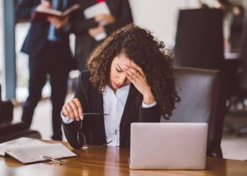 Nova regulamentação obriga empresas a avaliarem riscos psicossociais no trabalho a partir de maio de 2025