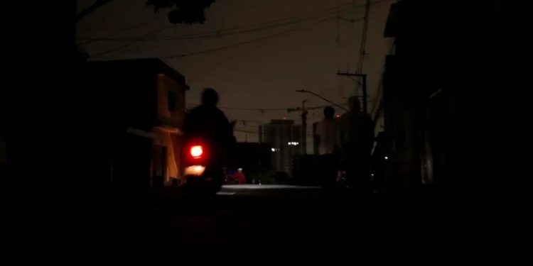 Falhas técnicas? Energisa emite nota para esclarecer apagões em municípios do Acre