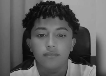 Autoridades e pessoas próximas prestam homenagens a jovem assassinado no bairro Taquari neste domingo (16)