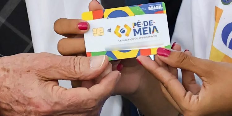 Estudantes do ensino médio recebem 1ª parcela do Pé-de-Meia; mil reais para aprovados no Enem