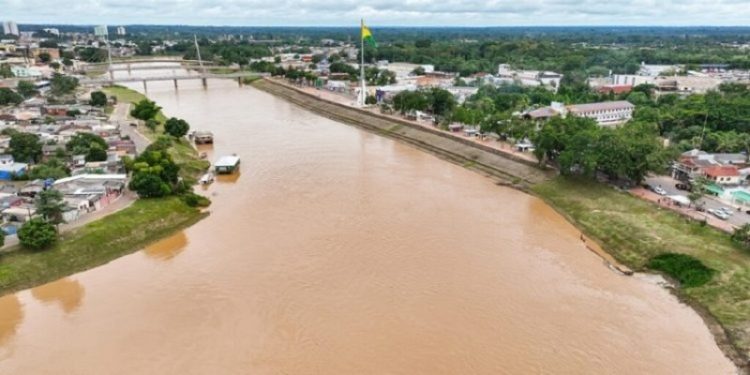Rio Acre ultrapassa 11 metros após chuvas intensas; Defesa Civil intensifica monitoramento