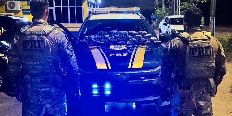 Mais de 16 kg de drogas em veículo transportado por caminhão cegonha são apreendidas no Acre