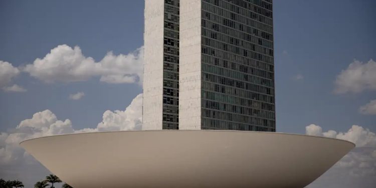 Câmara aprova pena para quem divulgar imagens de nudez geradas por IA