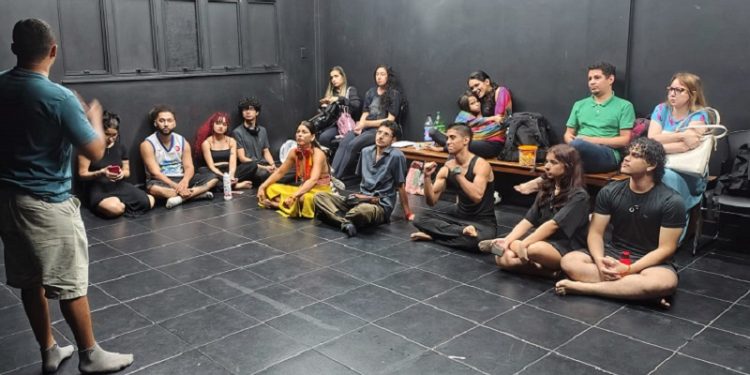Curso de iniciação ao teatro da Escola Beija-Flor encerra primeira turma e anuncia novas inscrições
