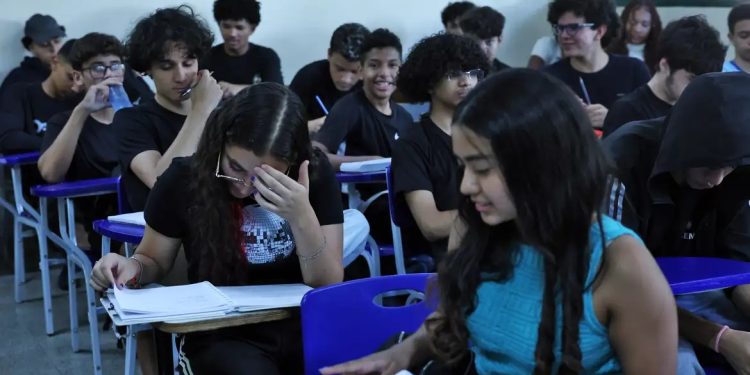 Pé-de-Meia será depositado na conta de alunos a partir de terça-feira