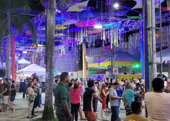 Primeira noite do Carnaval da Família 2025 abre folia em Rio Branco com escolha das realezas