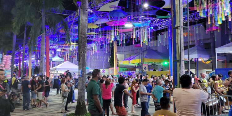 Primeira noite do Carnaval da Família 2025 abre folia em Rio Branco com escolha das realezas