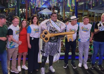 Com fantasia avaliada em quase R$ 3 mil, Júnior de Mônaco é eleito Rei Momo pela sexta vez