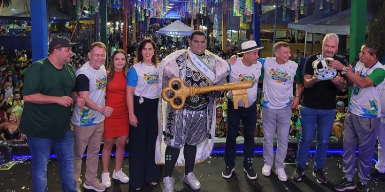 Com fantasia avaliada em quase R$ 3 mil, Júnior de Mônaco é eleito Rei Momo pela sexta vez