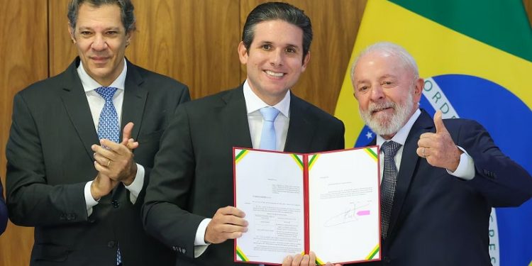 Entenda como vai ser tributação de super-ricos para compensar nova faixa de isenção do IR