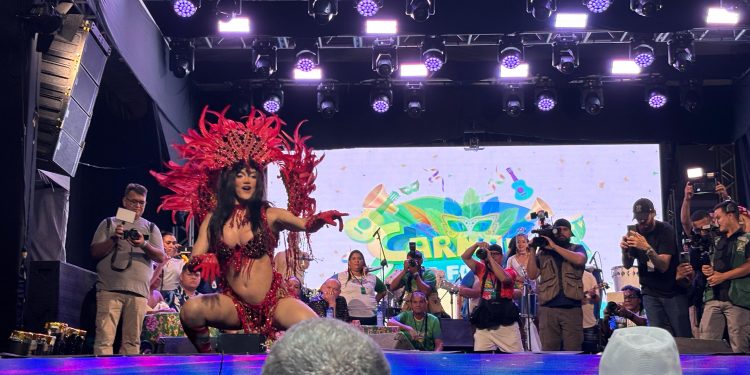 Natasha Houston vence concurso de Rainha Trans 2025 no Carnaval da Família