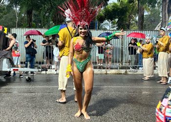 Karol Bombom desfila sob chuva e impressiona como rainha do Bloco Sambase no Carnaval da Família 2025