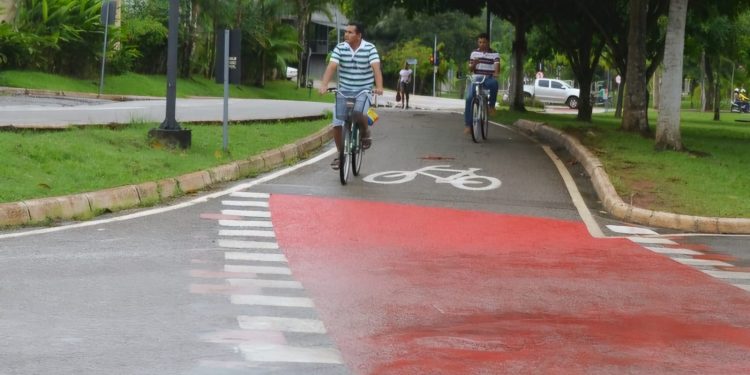 Ciclovias de Rio Branco viram risco para ciclistas e pedestres; entenda
