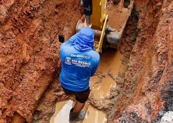 Após adutora ser rompida no Centro da capital Saerb realiza intervenção