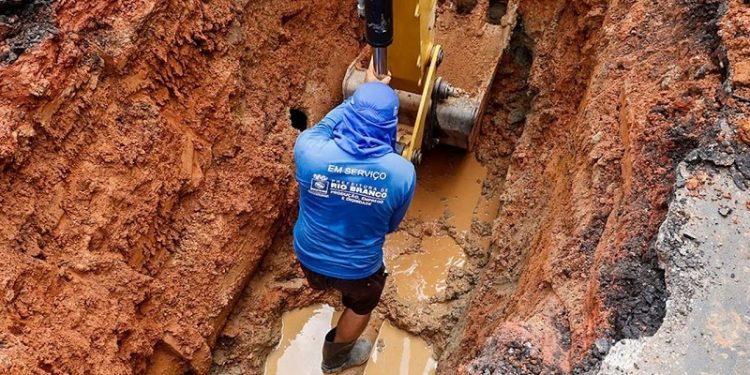 Após adutora ser rompida no Centro da capital Saerb realiza intervenção