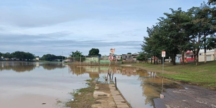 Nível do Rio Acre sobe e se mantém acima da cota de transbordamento nesta quinta (13)